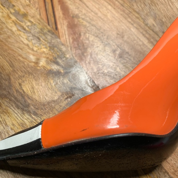 Dolce & Gabbana size 6 pointy toe heels. Worn, with some discoloration. - Picture 5 of 8